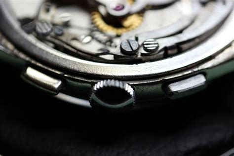 How to open and how NOT to open a Breitling – watchFIX.com